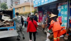 城管“出招” 破解学校门口拥堵难题
