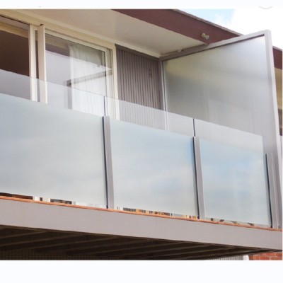 厂家供应户外别墅阳台钢化玻璃围墙 多颜色规格护栏钢化玻璃