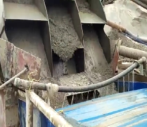 挖斗洗砂机工作施工现场，风化砂轻松被制砂。